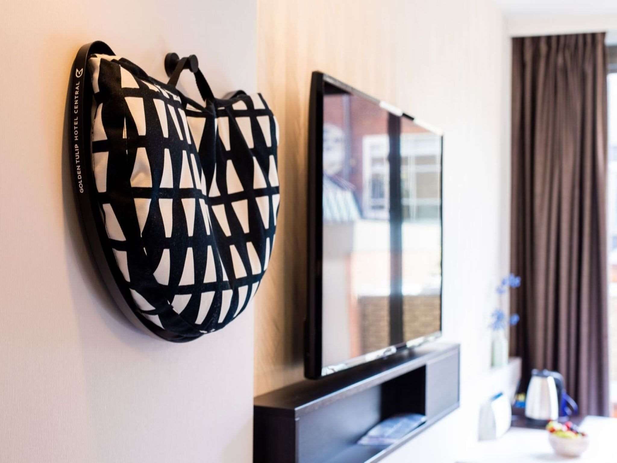 comfort room, 1 single bed | hypo-allergenic bedding, minibar, in-room safe, desk