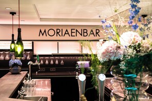 2 bars/lounges