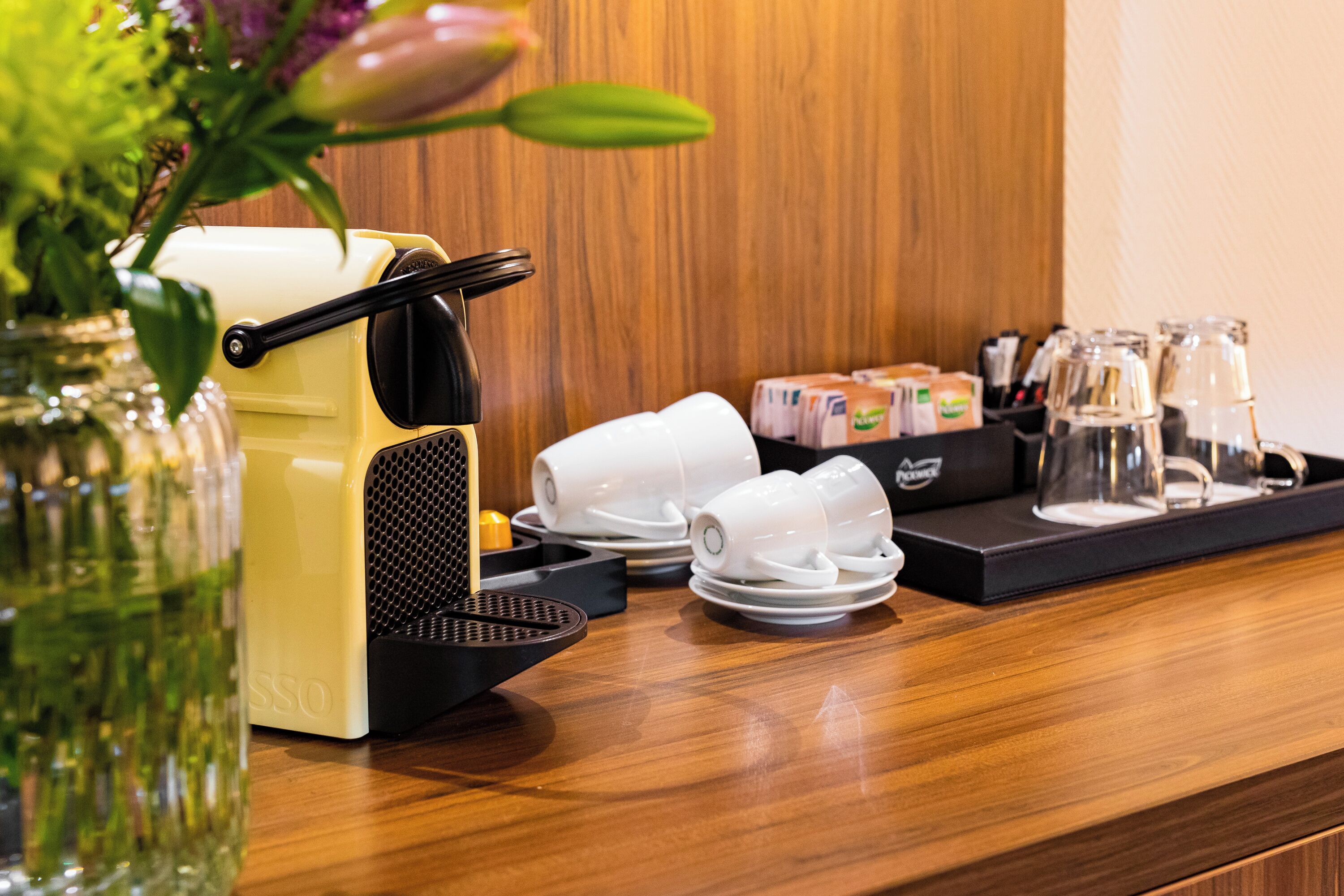 junior suite, 1 king bed | hypo-allergenic bedding, minibar, in-room safe, desk