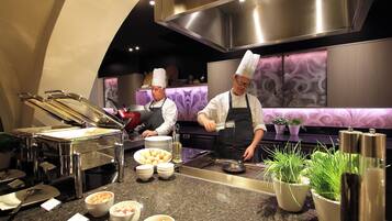 Desayuno buffet diario (EUR 20 por persona)