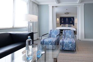 Suite, 1 kingsize-seng | Allergitestet sengetøy, minibar, safe på rommet og skrivebord