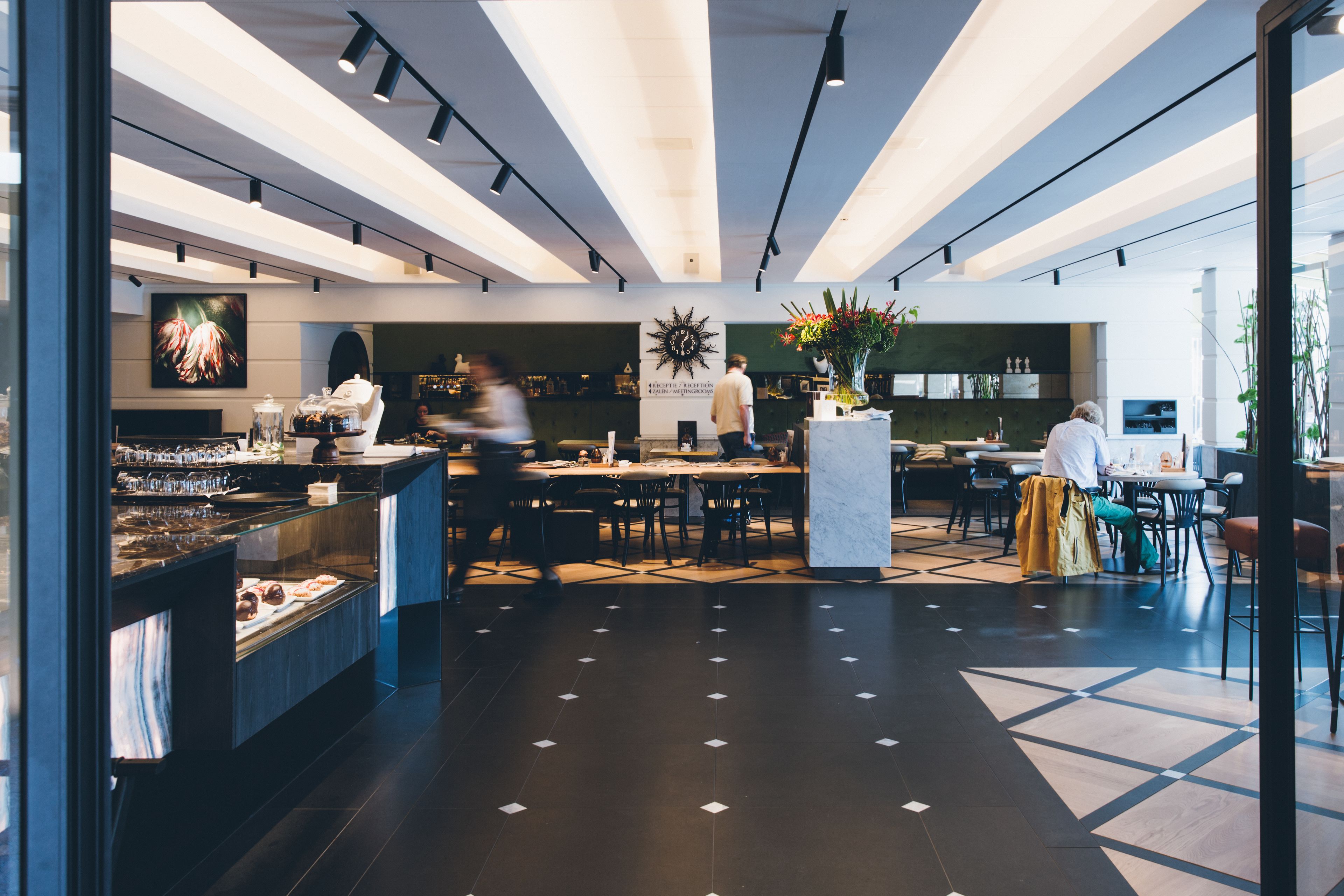 2 restaurants, breakfast served