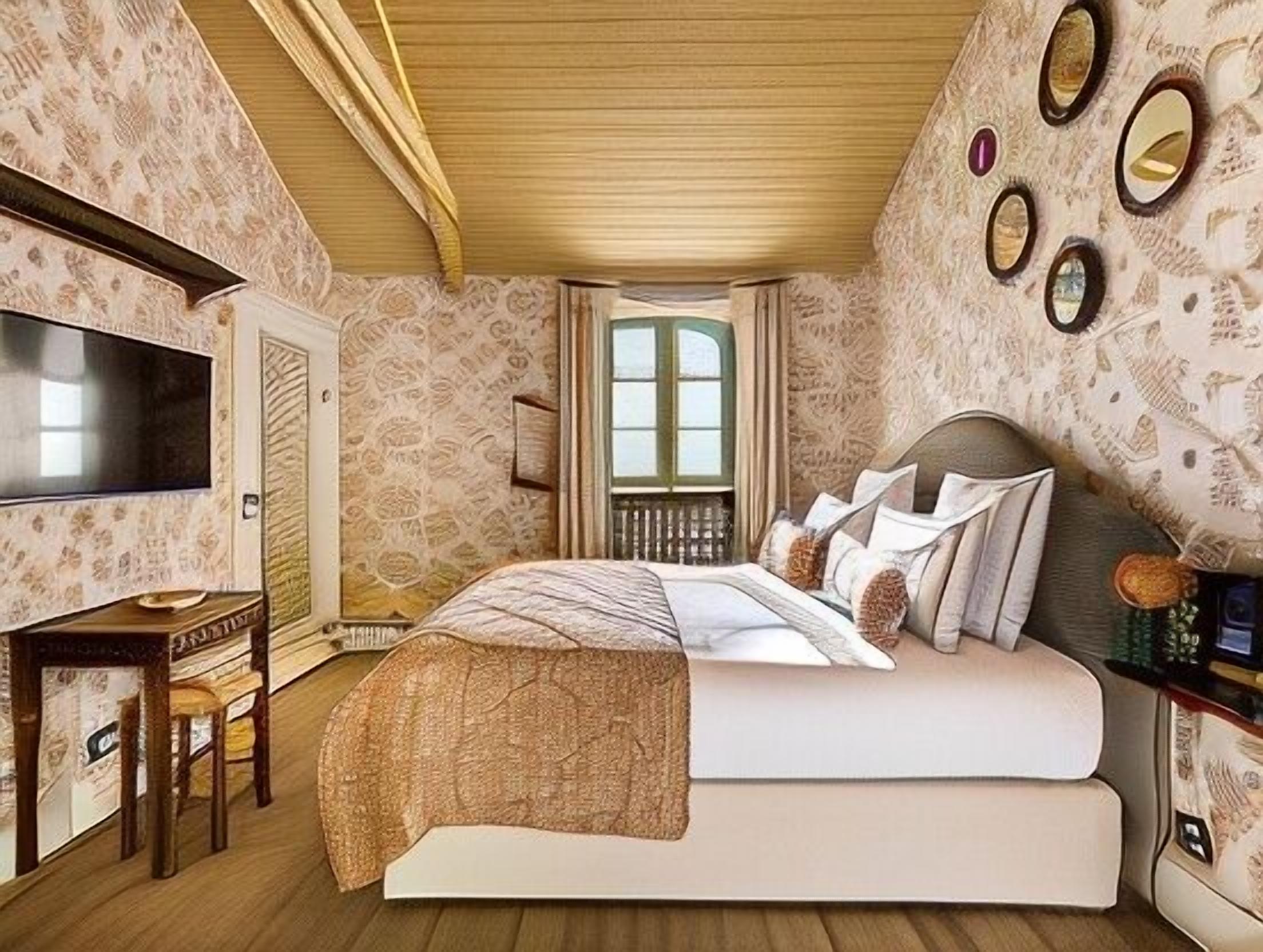 Minibar, in-room safe, individually decorated, iron/ironing board