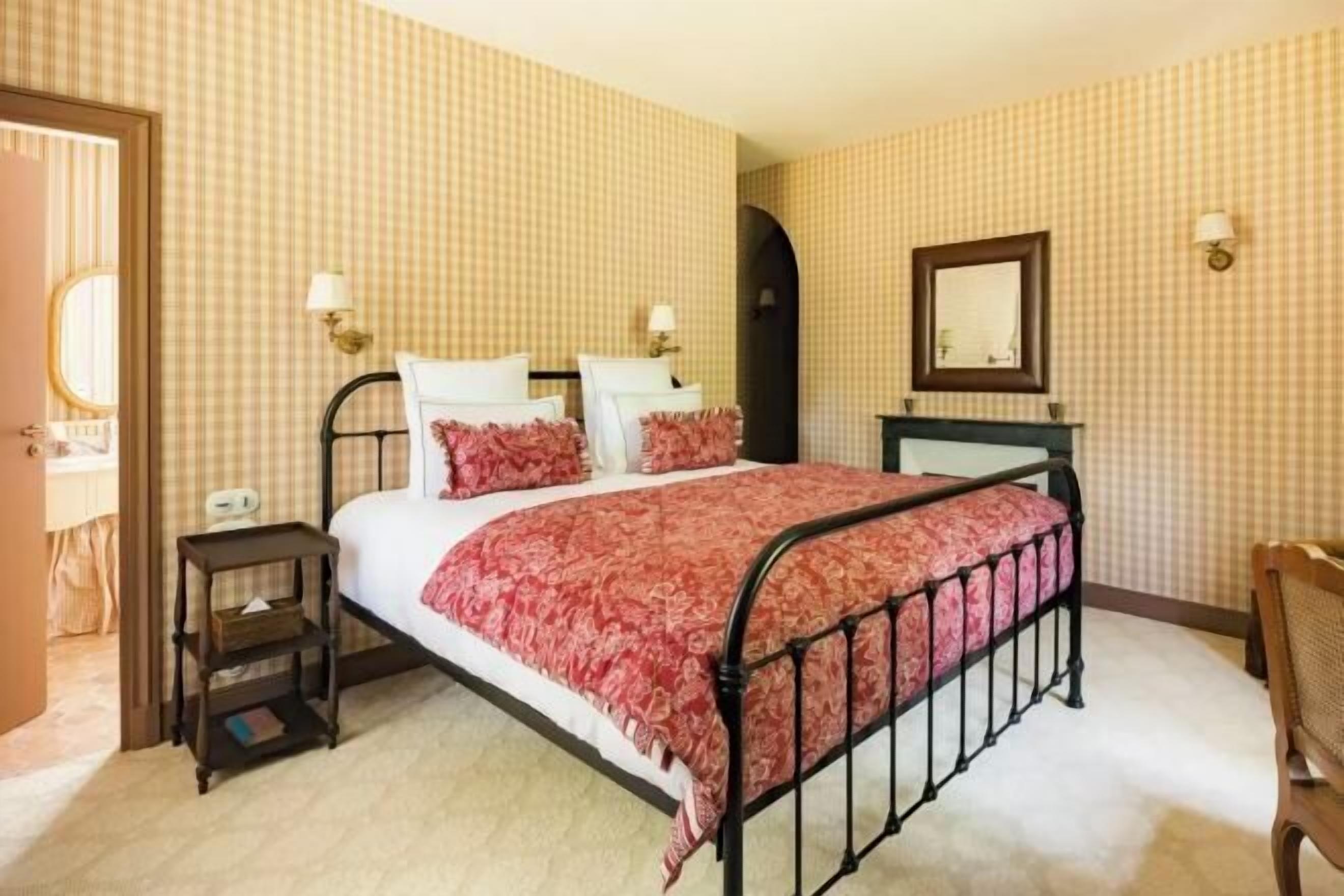 Minibar, in-room safe, individually decorated, iron/ironing board