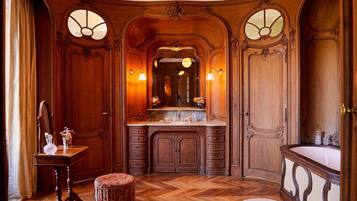 Suite (Baronne, Pond view, 1st floor) | Minibar, coffres-forts dans les chambres, décoration personnalisée
