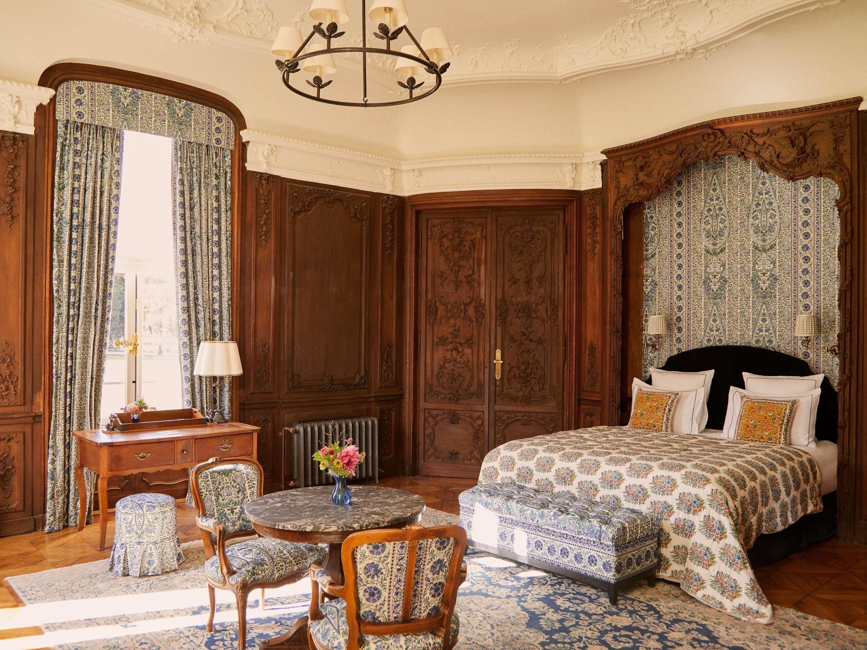 Suite de la Baronne (Abbaye) | Minibar, in-room safe, individually decorated, iron/ironing board