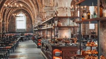 4 restaurants, serveren ontbijt