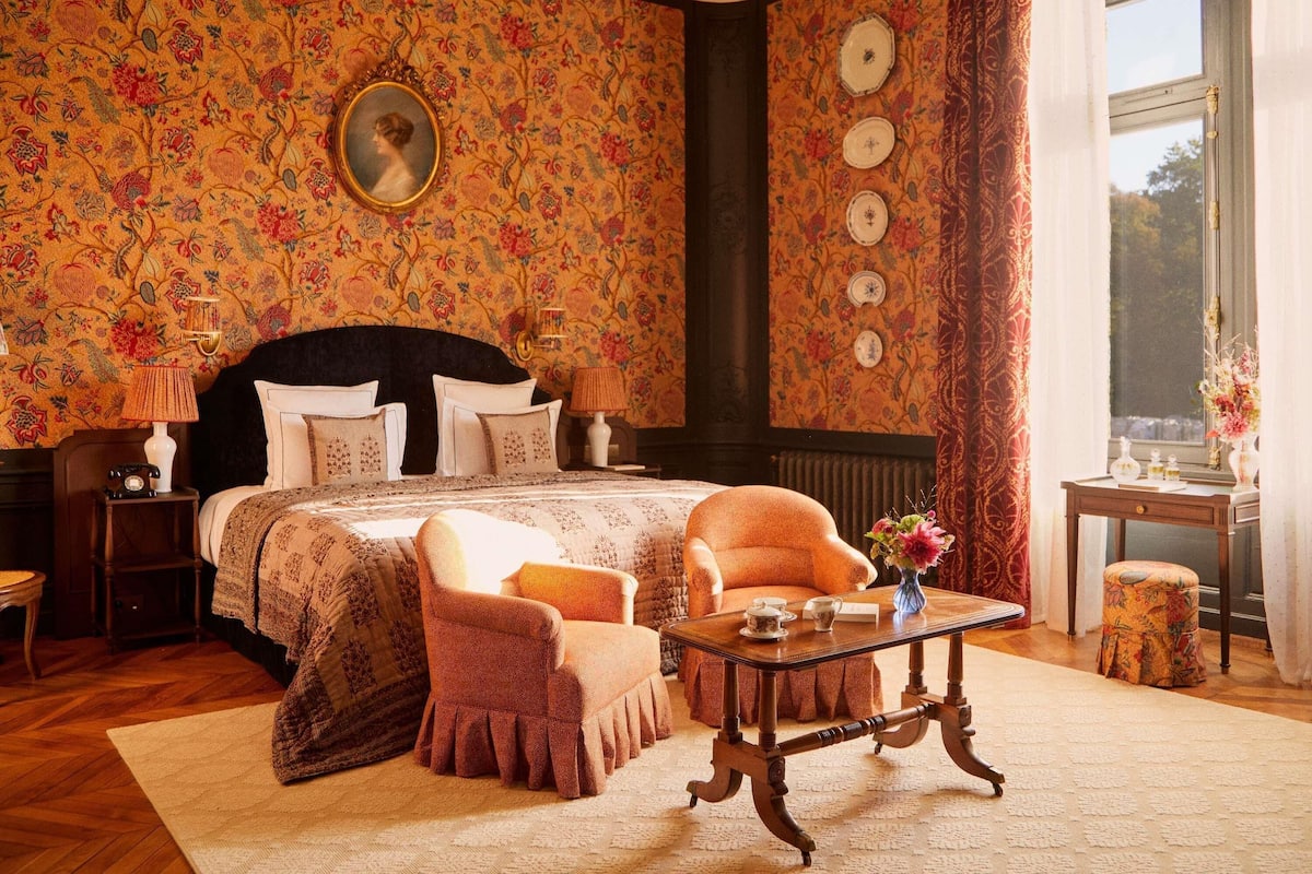 Suite (Baron's Suite, Abbaye) | Minibar, in-room safe, individually decorated, iron/ironing board