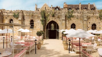 4 restaurants, breakfast served