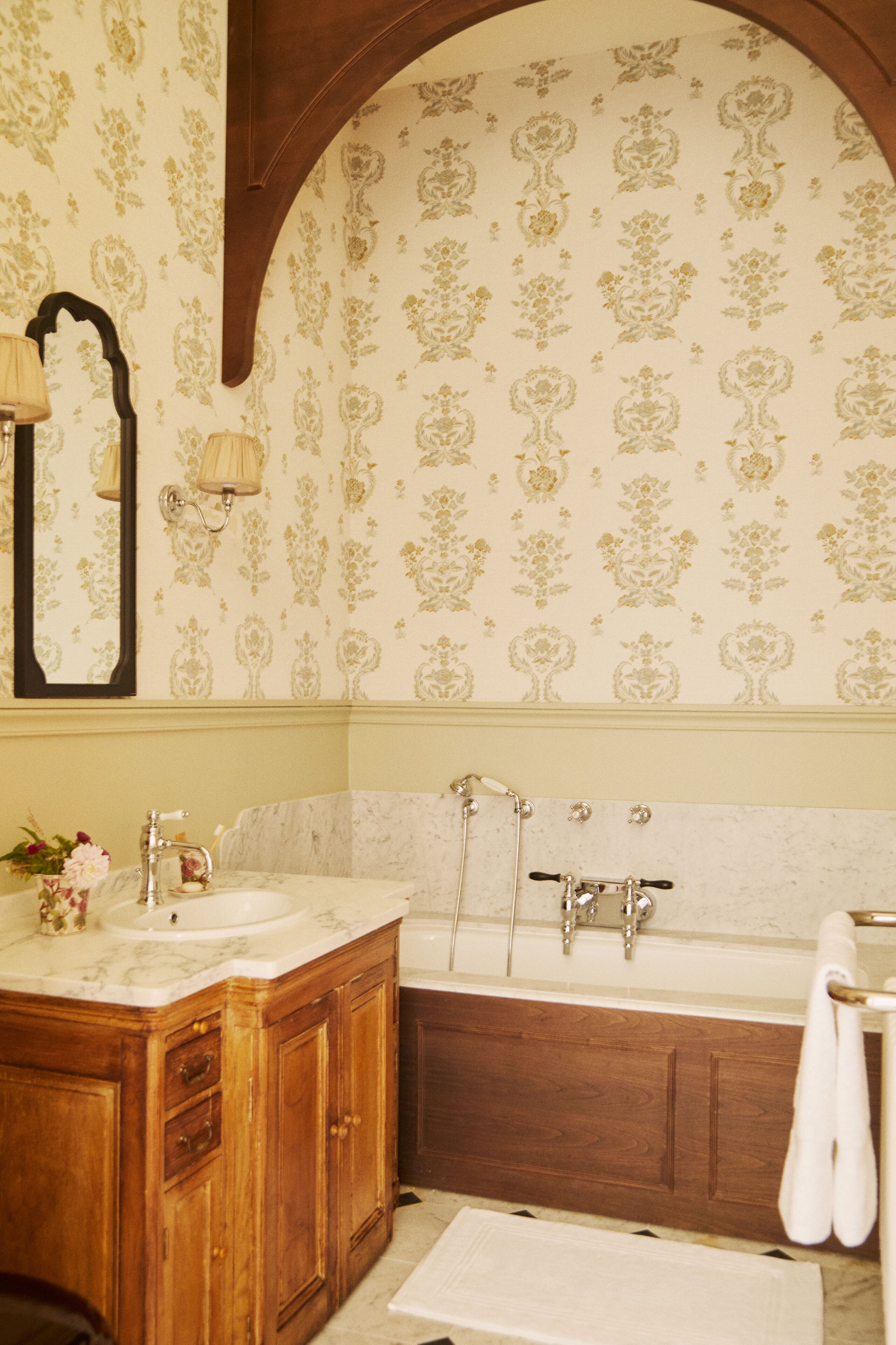 particular (abbey) | bathroom | free toiletries, hair dryer, slippers, towels