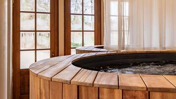 Parihoitohuone(ita), turkkilainen sauna, vartalohoitoja, vartalokääreitä