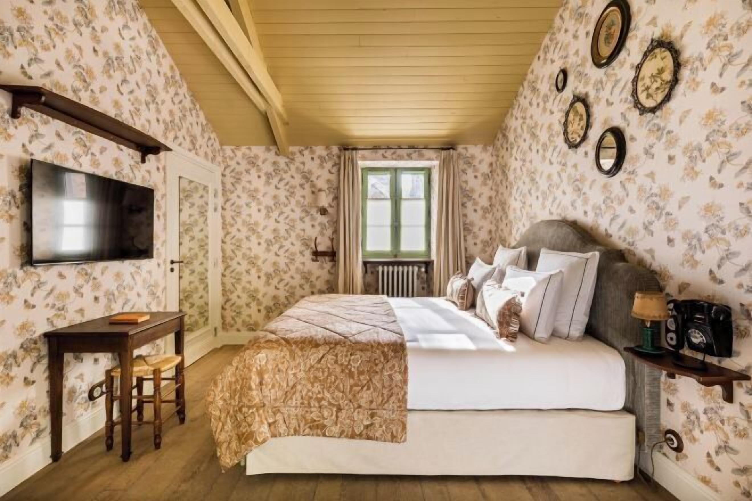 Minibar, Zimmersafe, individuell dekoriert, Bügeleisen/Bügelbrett