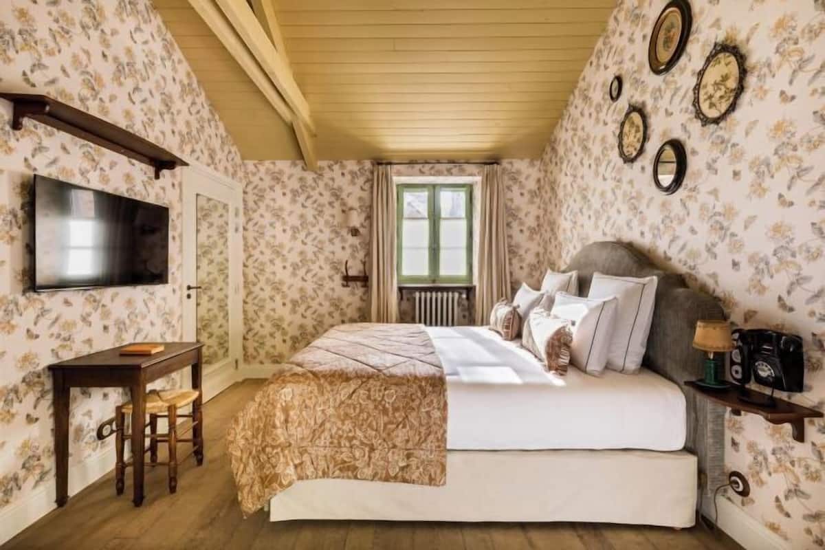 Minibar, Zimmersafe, individuell dekoriert, Bügeleisen/Bügelbrett