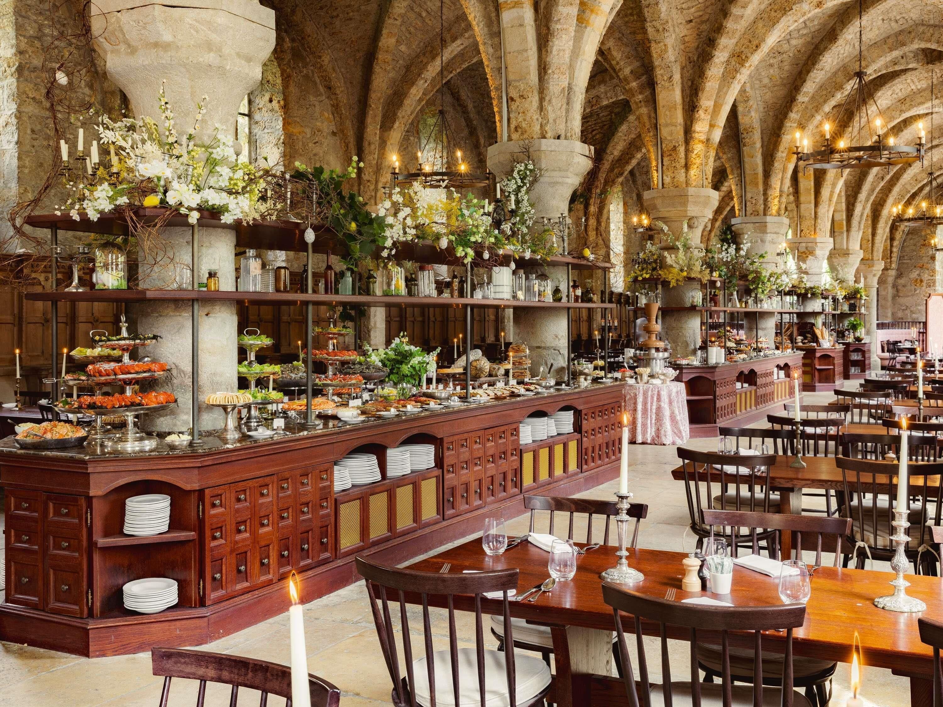4 restaurants; breakfast, lunch, dinner, and brunch served