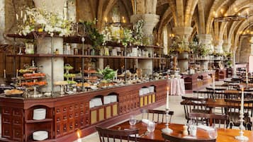 4 restaurants; breakfast, lunch, dinner, and brunch served