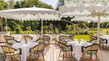 4 restaurants, breakfast served