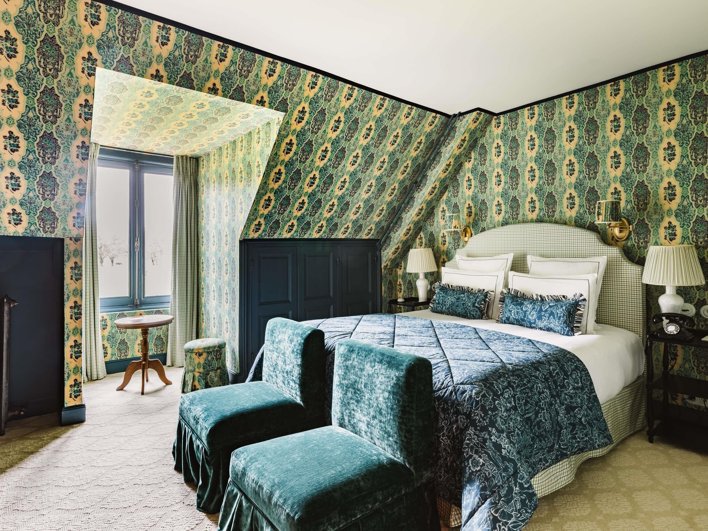 Deluxe room (Abbey) | Minibar, in-room safe, individually decorated, iron/ironing board