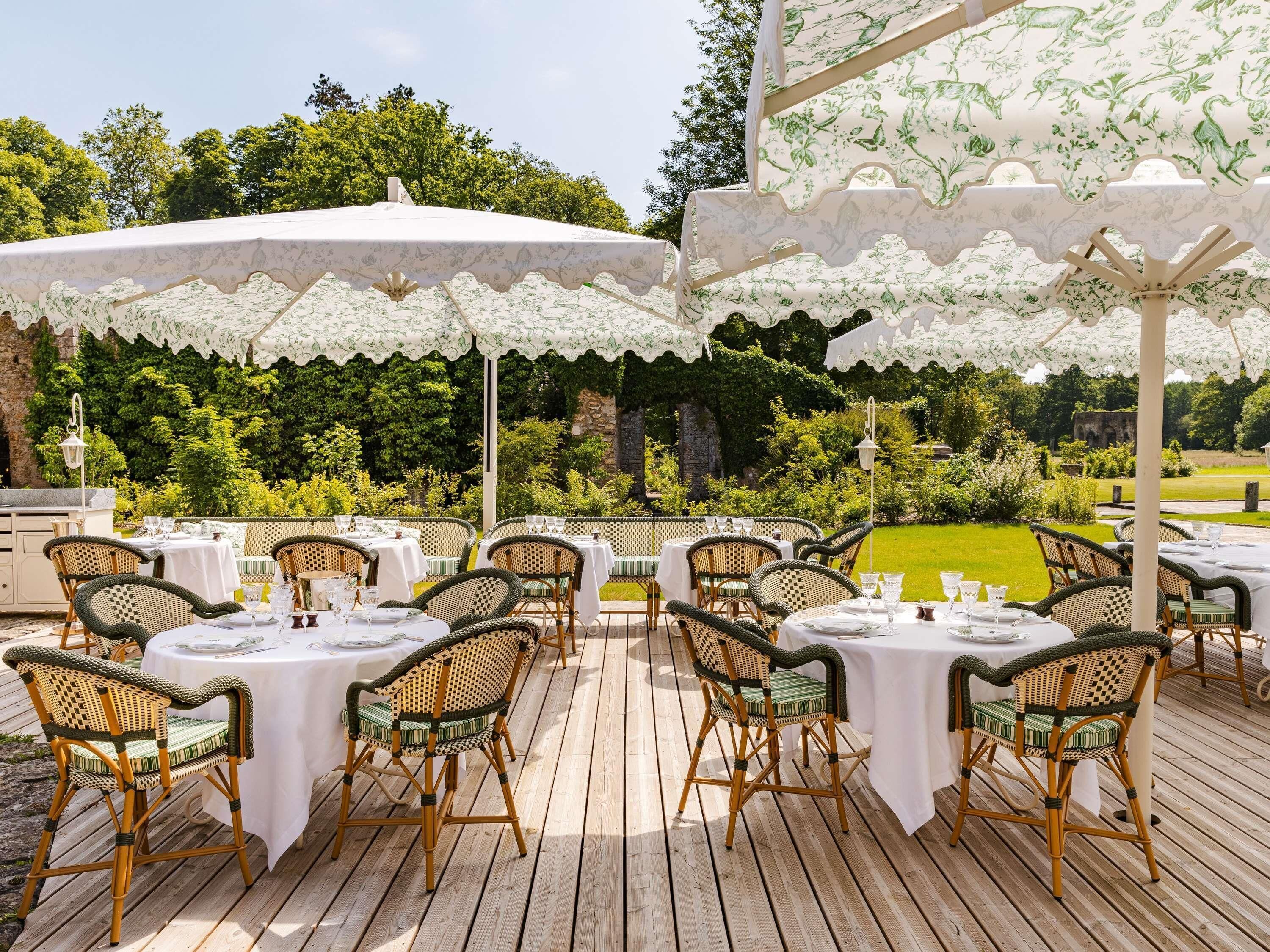 4 restaurants, breakfast served