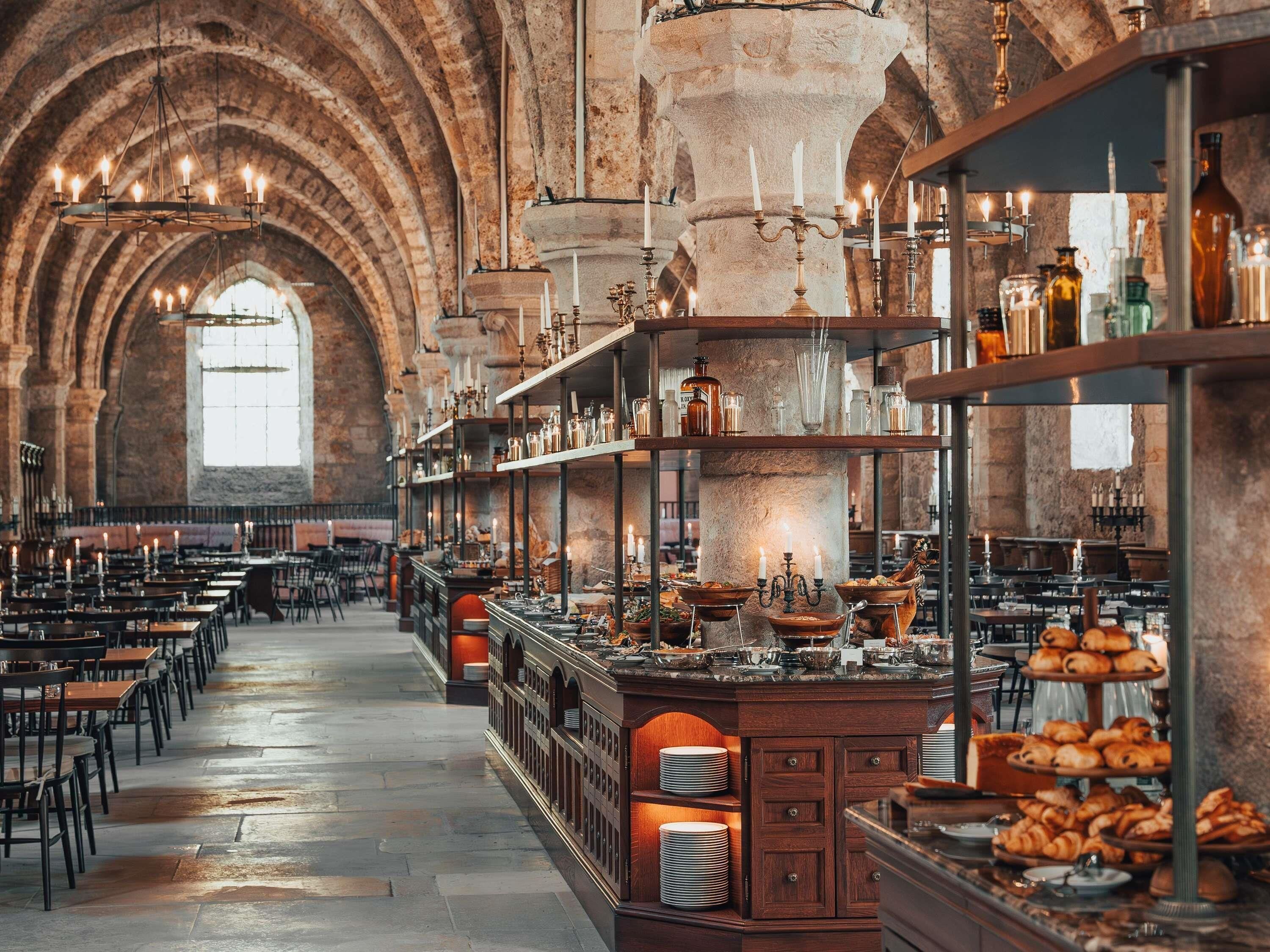 4 restaurants, breakfast served