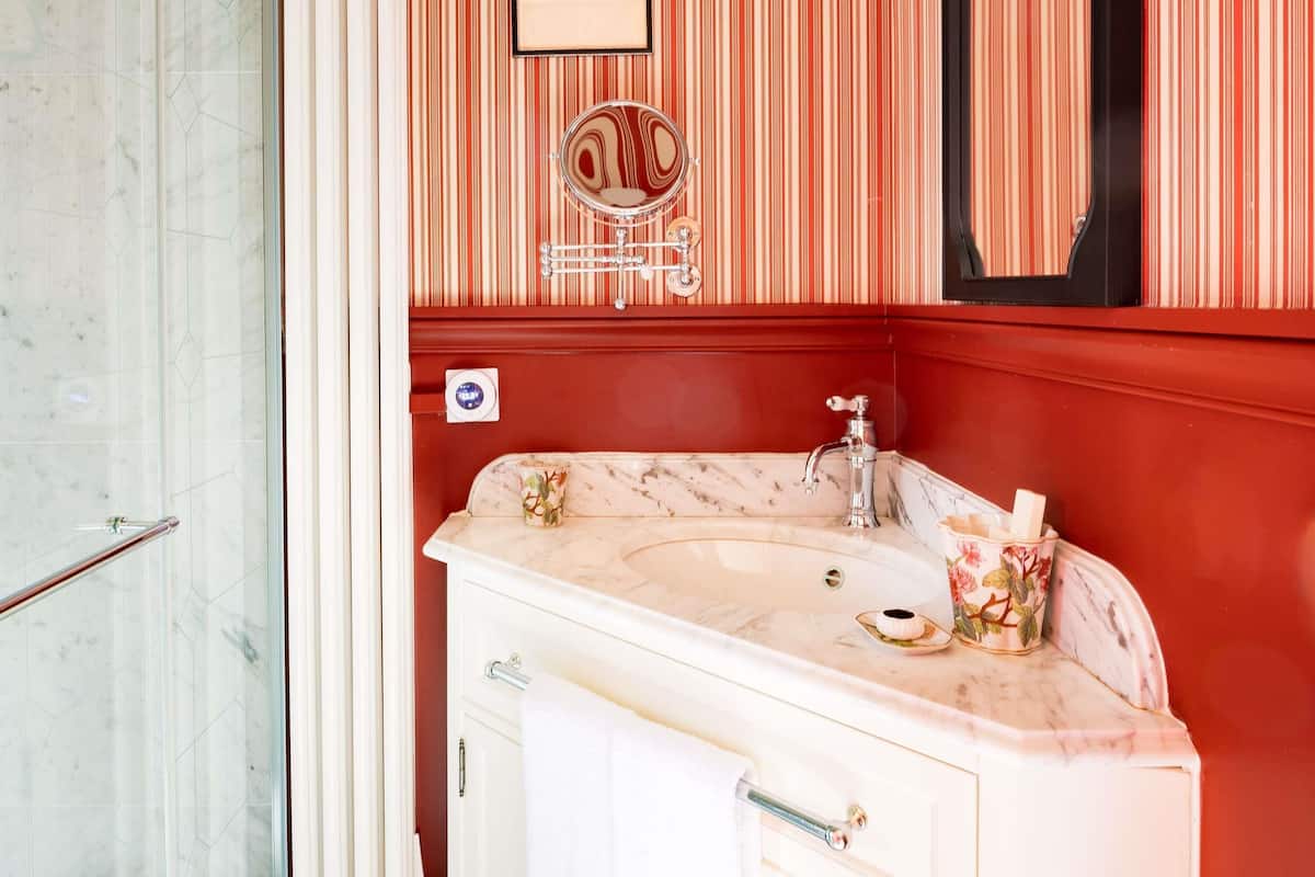 Chambre Supérieure, 1 très grand lit | Minibar, coffres-forts dans les chambres, décoration personnalisée