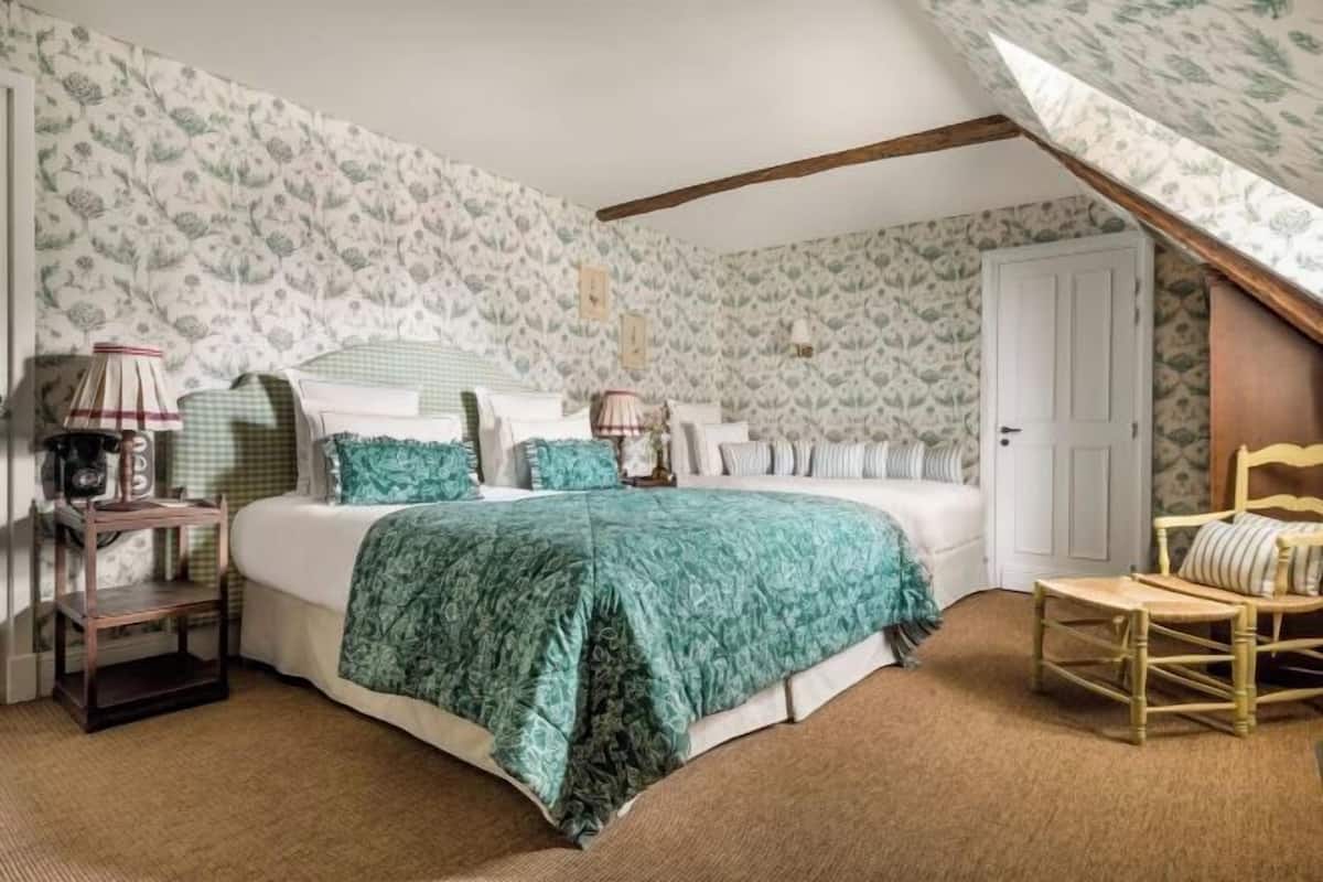 Minibar, Zimmersafe, individuell dekoriert, Bügeleisen/Bügelbrett