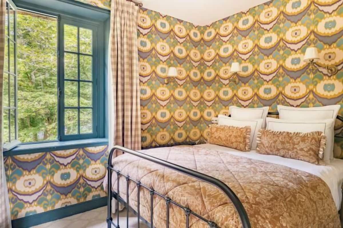 Minibar, Zimmersafe, individuell dekoriert, Bügeleisen/Bügelbrett