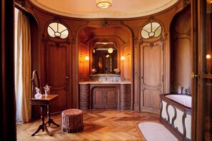 Suite de la Baronne (Abbaye) | Bathroom