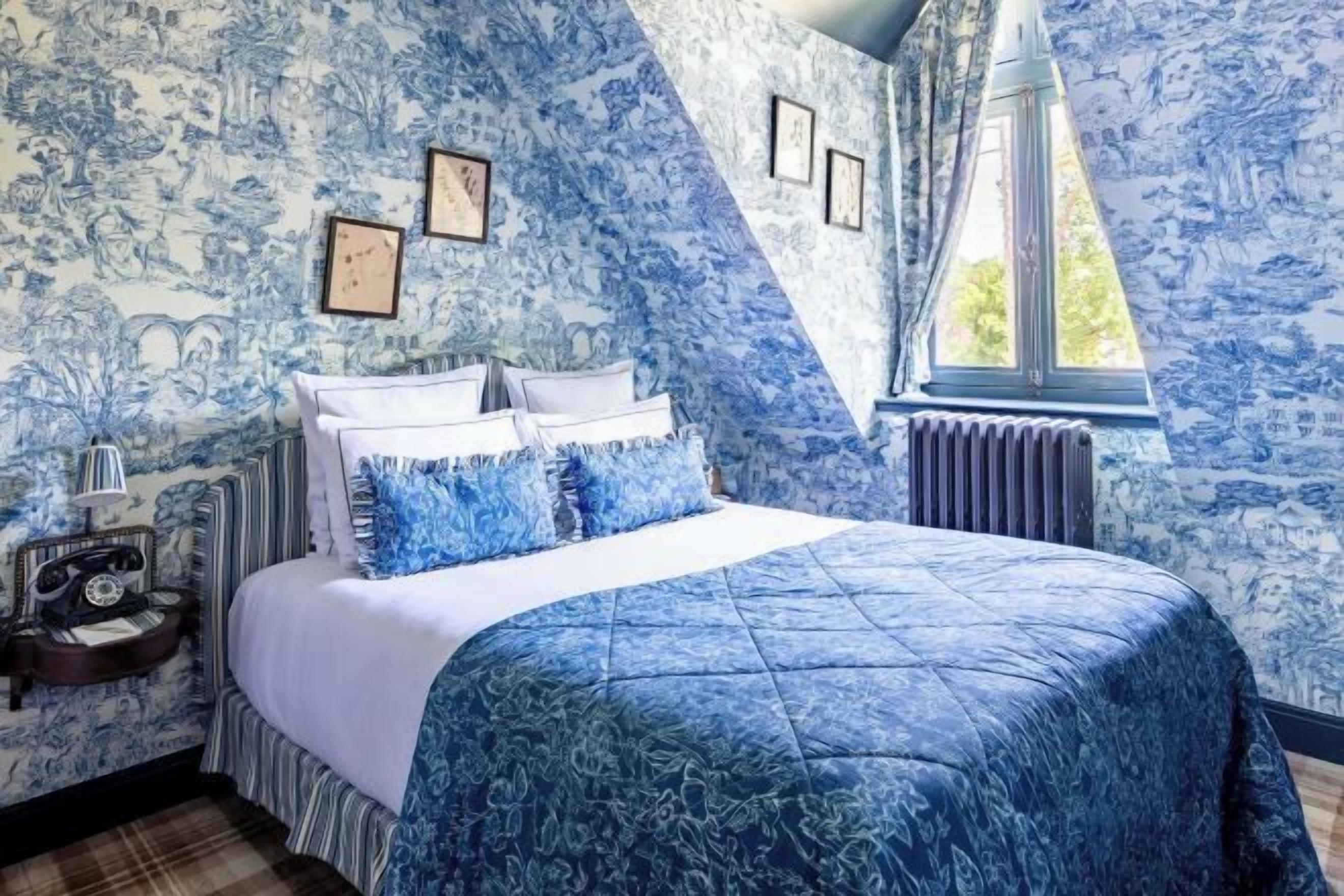 Minibar, Zimmersafe, individuell dekoriert, Bügeleisen/Bügelbrett