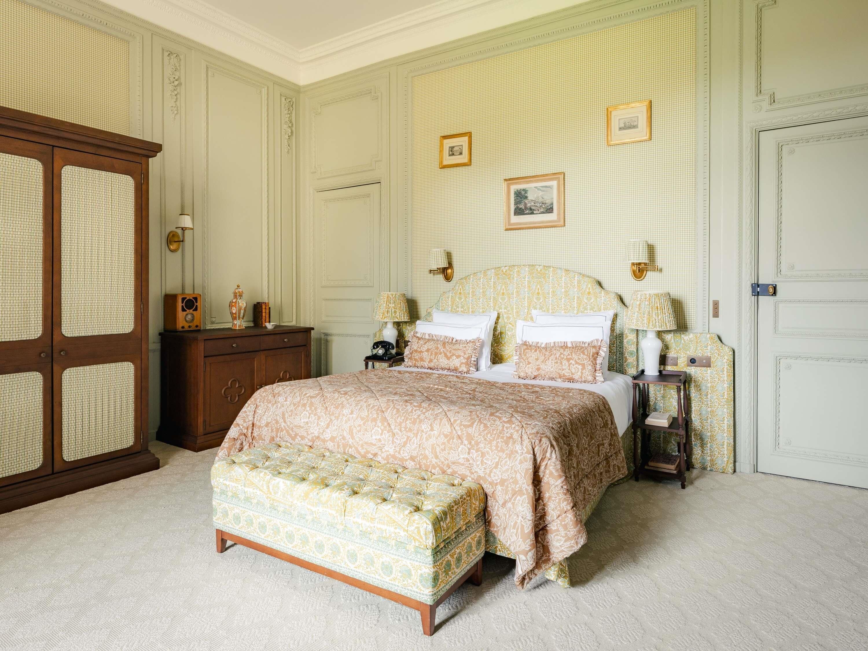 Prestige Suite (Abbey) | Minibar, in-room safe, individually decorated, iron/ironing board