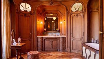 Suite de la Baronne (Abbaye) | 1 bedroom, minibar, in-room safe, individually decorated