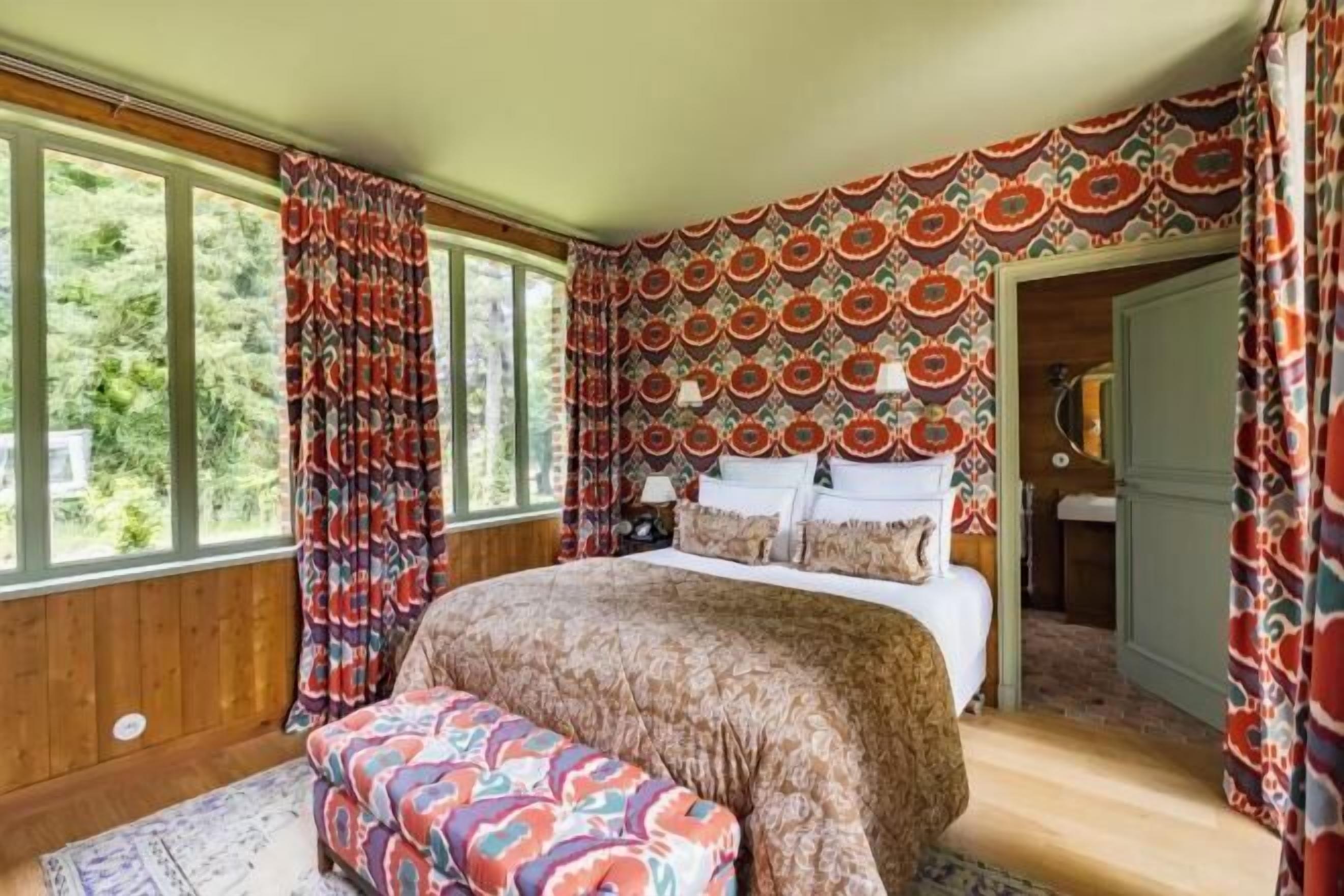 Minibar, in-room safe, individually decorated, iron/ironing board