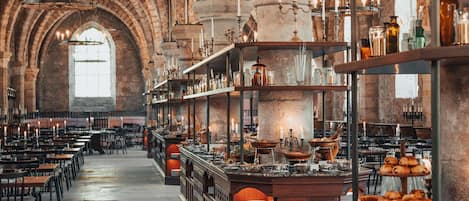 Daily continental breakfast (EUR 25 per person)