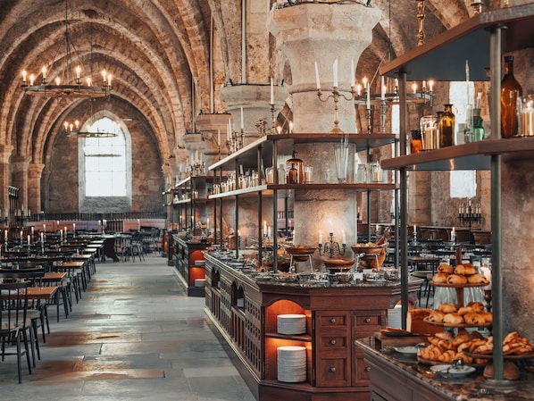 Daily continental breakfast (EUR 25 per person)