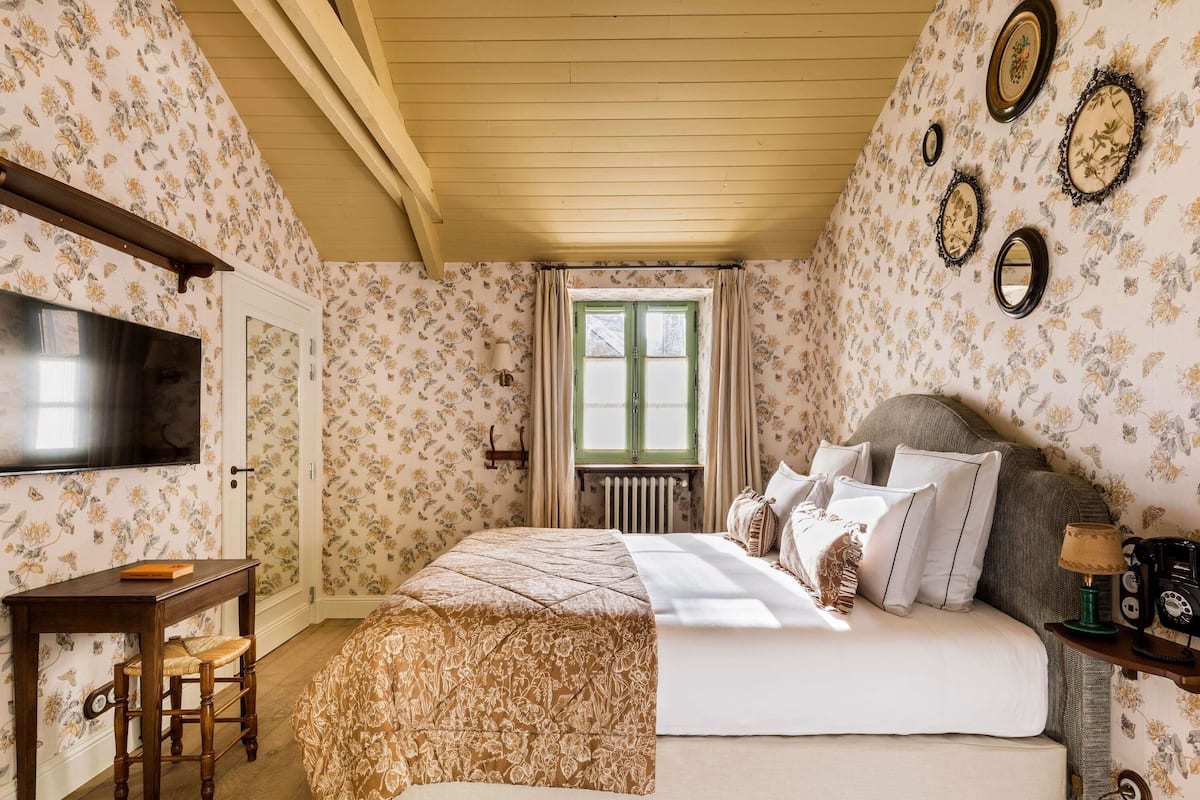 Superior Room (Farm) | 1 bedroom, minibar, in-room safe, individually decorated