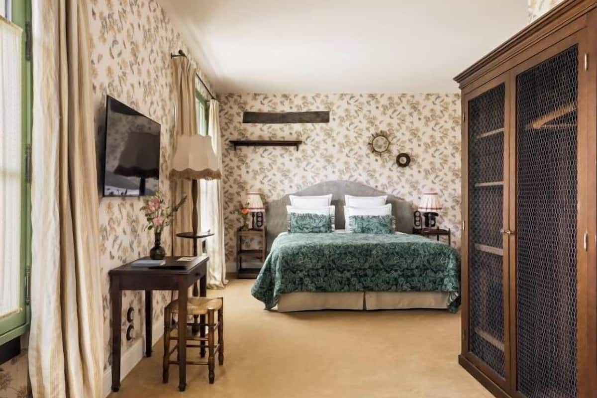 Minibar, Zimmersafe, individuell dekoriert, Bügeleisen/Bügelbrett