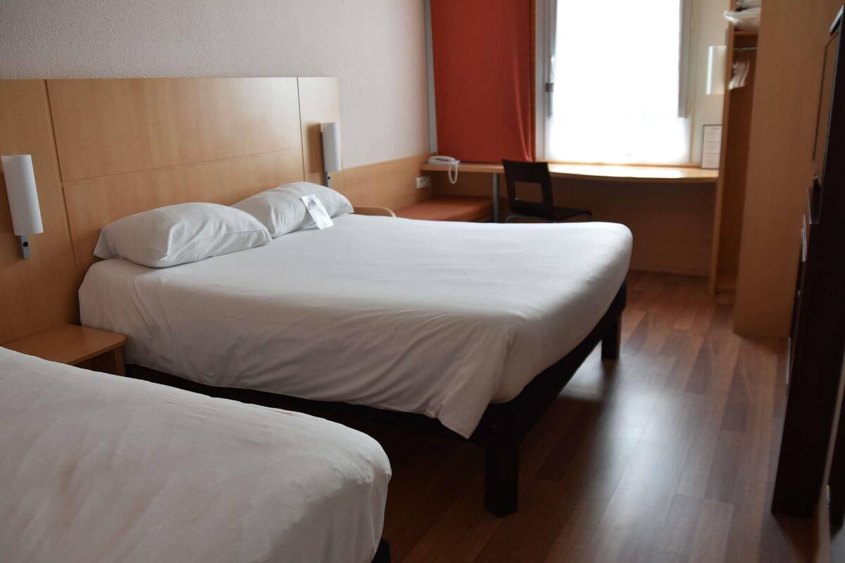 标准房, 多张床 | 客房内保险箱、办公桌、免费 WiFi、床单