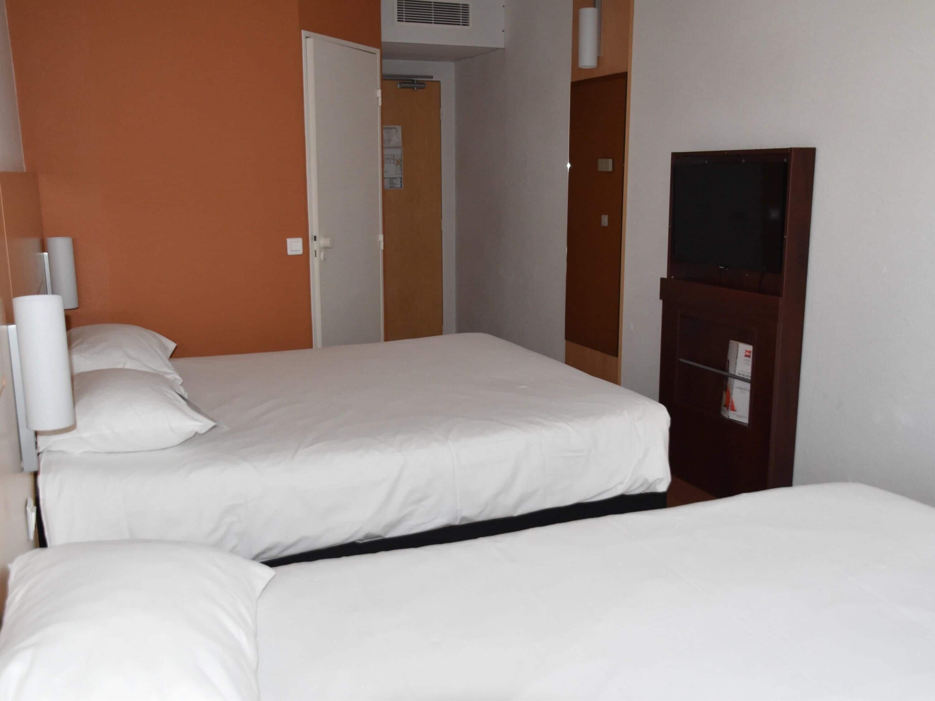 Chambre Standard, plusieurs lits | Coffres-forts dans les chambres, bureau, Wi-Fi gratuit, draps fournis