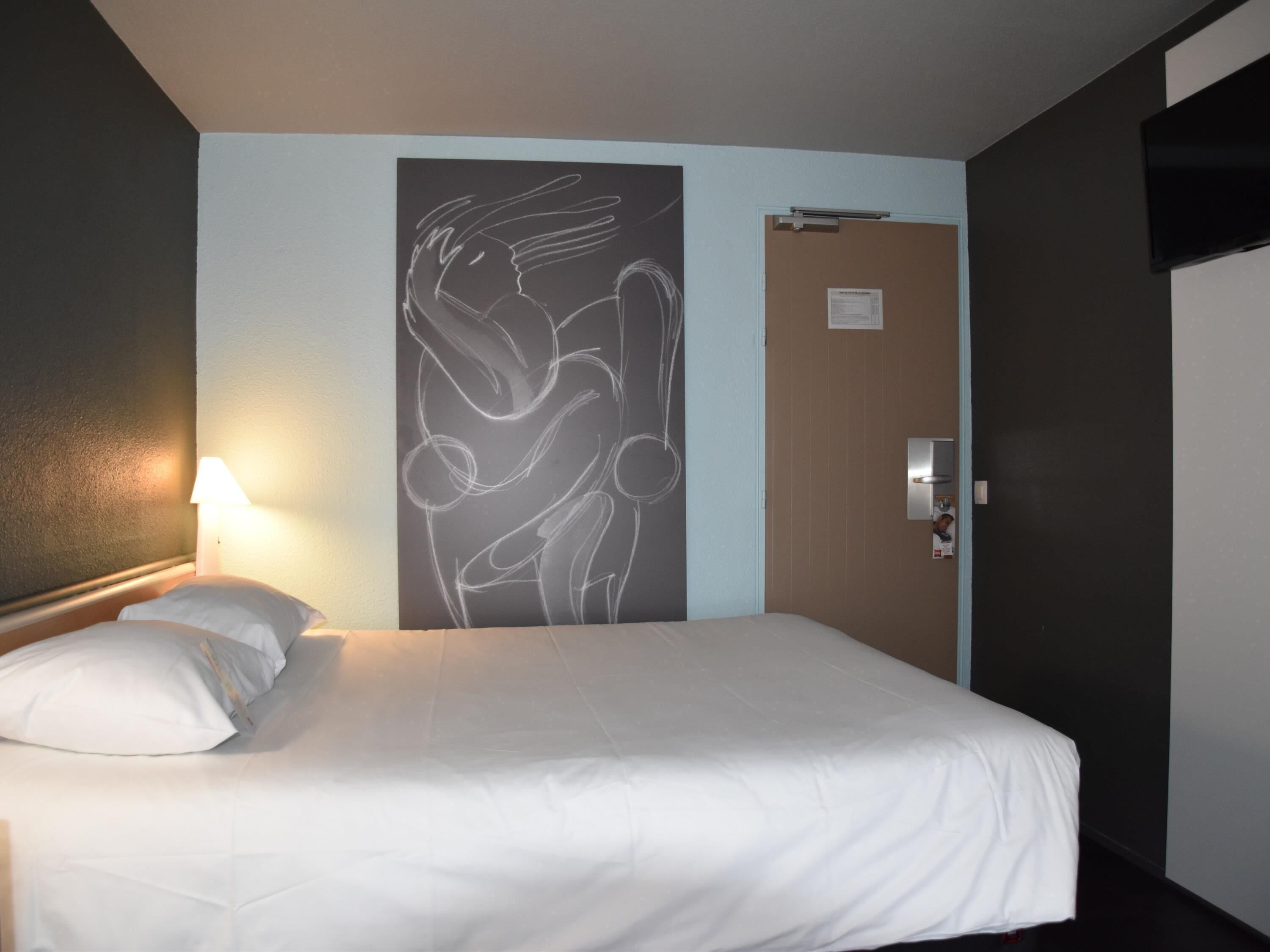 Standard Room, 1 Double Bed | In-room safe, desk, free WiFi, bed sheets