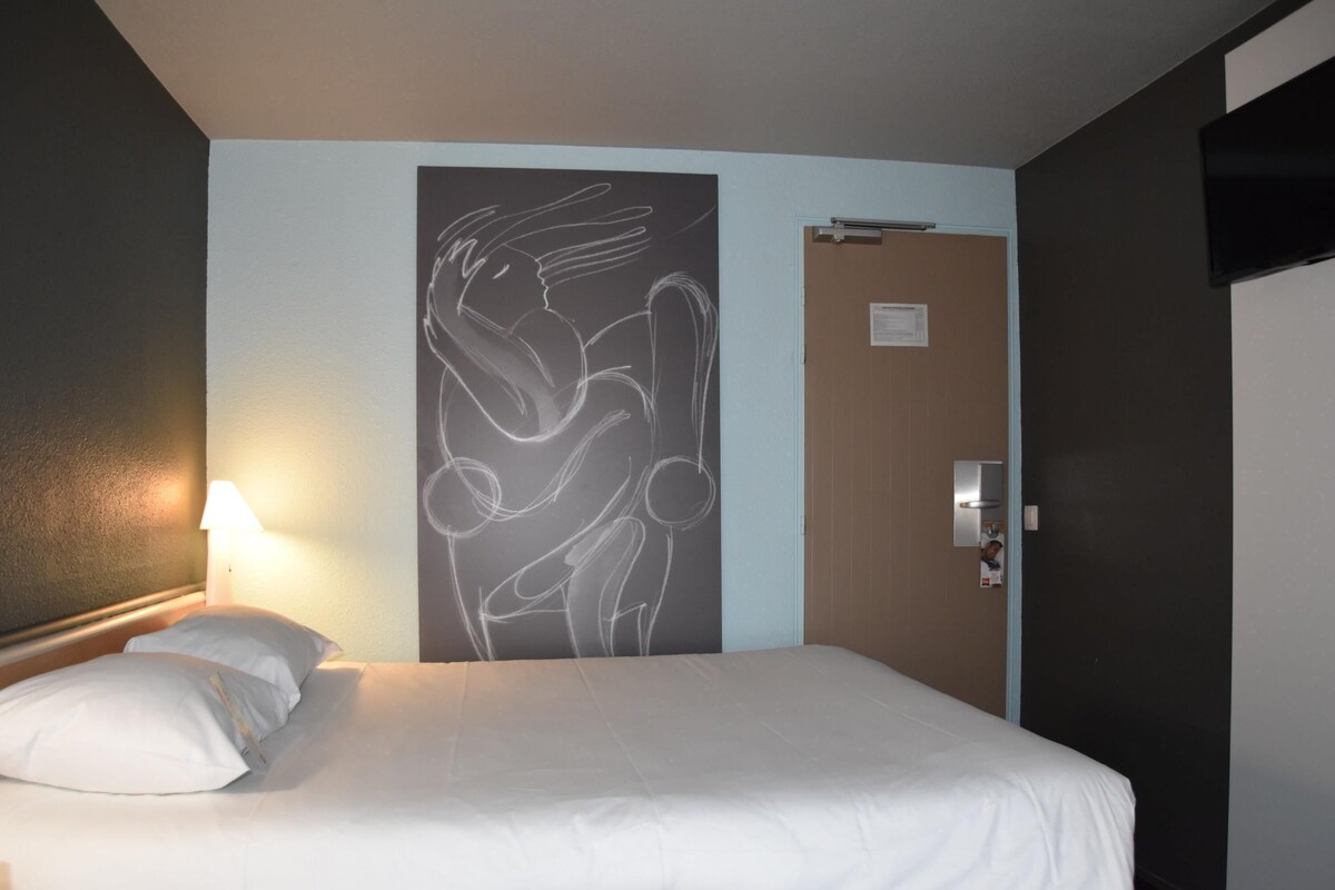 Habitación estándar, 1 cama doble | Caja fuerte, escritorio, wifi gratis y ropa de cama