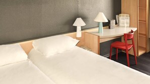 Standard Room, 2 Katil Bujang (Single) | Peti besi dalam bilik, meja, Wi-fi percuma, cadar katil 