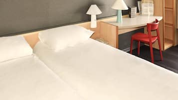 Chambre Standard, 2 lits une place | Coffres-forts dans les chambres, bureau, Wi-Fi gratuit, draps fournis