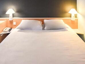 Standard Room, 1 Double Bed | In-room safe, desk, free WiFi, bed sheets