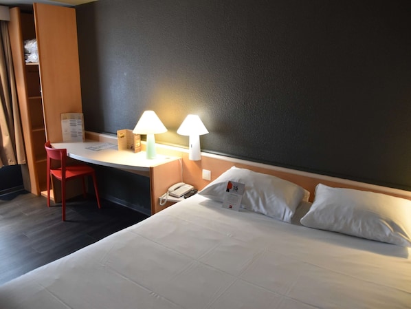 Standard Room, 1 Double Bed | In-room safe, desk, free WiFi, bed sheets