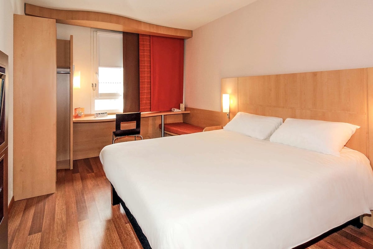 Standard Room, 1 Double Bed | In-room safe, desk, free WiFi, bed sheets