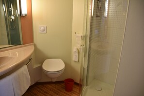 Standaard kamer, 1 tweepersoonsbed | Badkamer | Een douche, een regendouche, milieuvriendelijke toiletartikelen