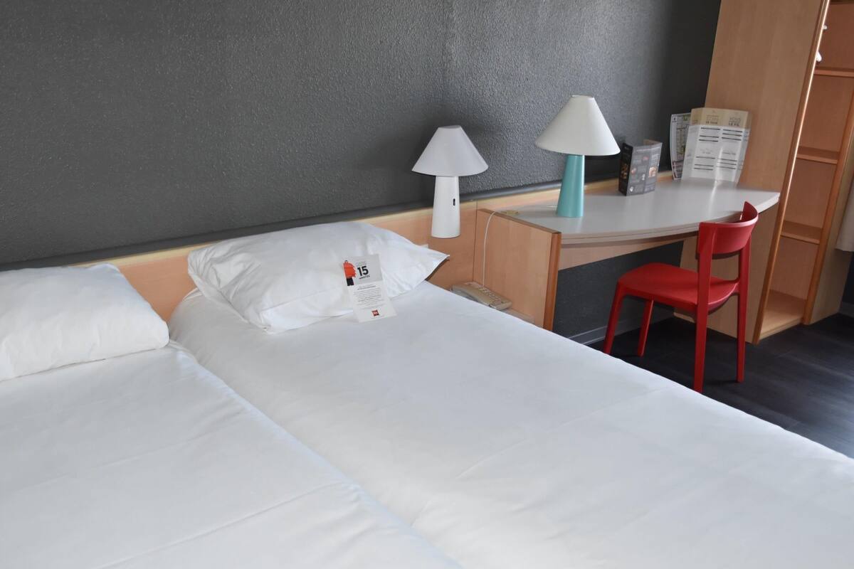 Standaard kamer, 2 eenpersoonsbedden | Een kluis op de kamer, een bureau, gratis wifi, beddengoed