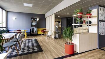 Desayuno buffet (EUR 9.90 por persona)