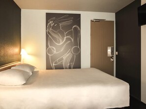 标准房, 1 张双人床 | 客房内保险箱、办公桌、免费 WiFi、床单