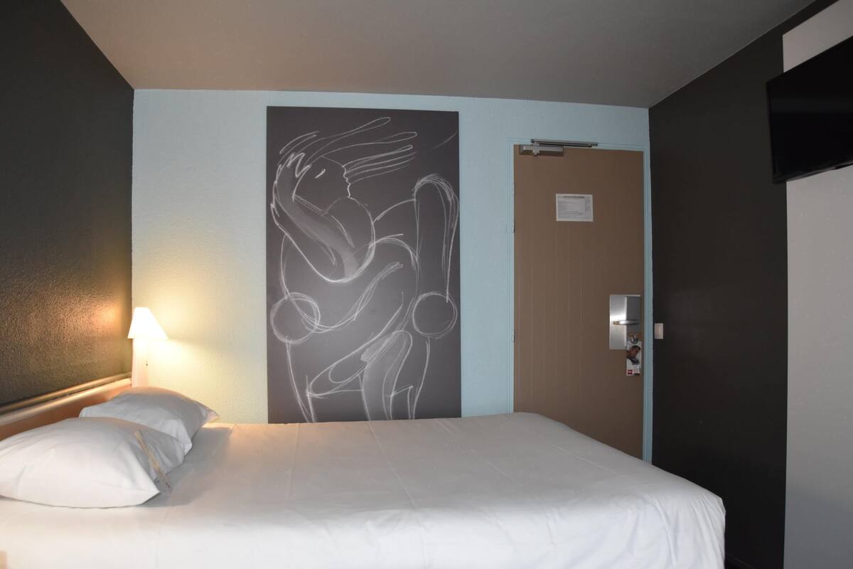 Standaard kamer, 1 tweepersoonsbed | Een kluis op de kamer, een bureau, gratis wifi, beddengoed