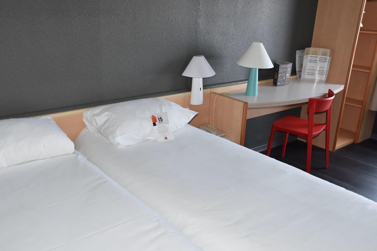 Standard Room, 2 Single Beds | In-room safe, desk, free WiFi, bed sheets